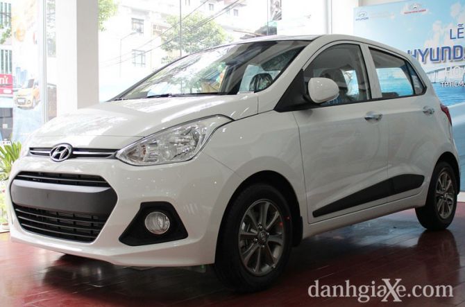 Hai phiên bản 1.0 AT và 1.25 AT có các đường ốp thân xe giúp xe nhìn chắc chắn hơn