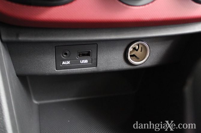 Các cổng kết nối USB/AUX giúp kết nối thiết bị đa phương tiện bên ngoài