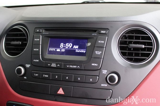 Xe trang bị hệ thống giải trí AM/FM tương thích nghe nhạc MP3 cùng các cổng kết nối đa phương tiện AUX/USB. Riêng phiên bản 1.25L AT còn được trang bị ổ đĩa CD, kết nối Bluetooth