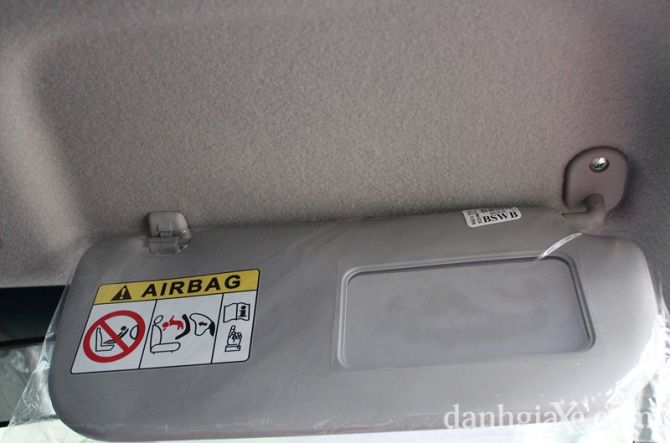Che nắng ở vị trí ghế phụ có tích hợp gương trang điểm