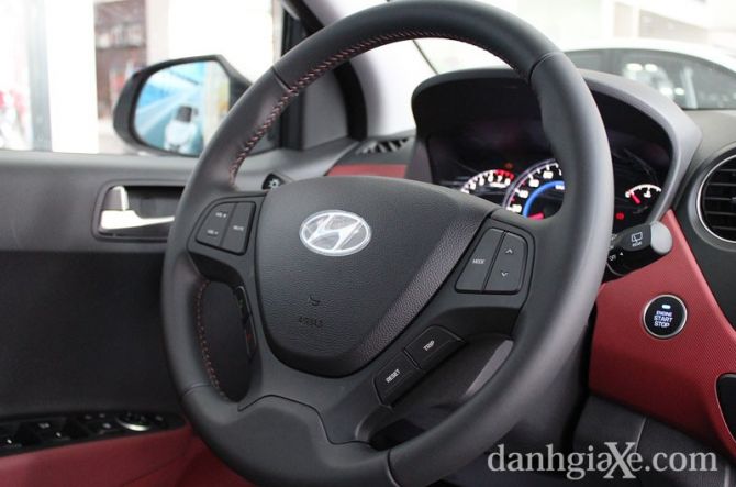 Vô-lăng xe là điểm thu hút nhất của mẫu xe này. Xe trang bị nút start/stop engine