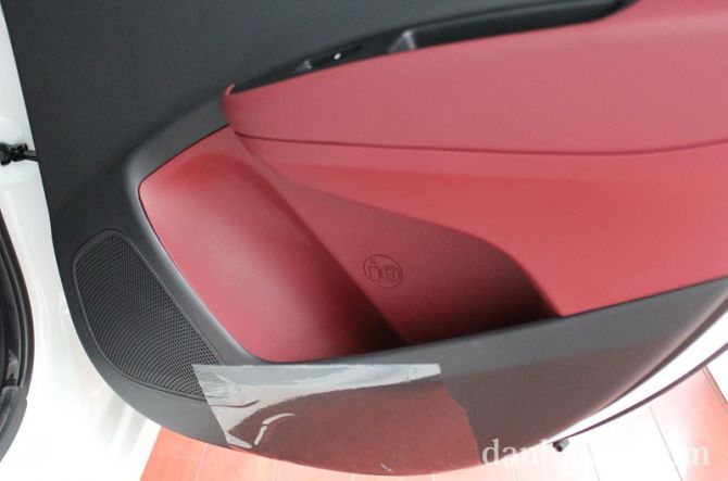 Hộc để đồ trên hai cửa phía sau xe