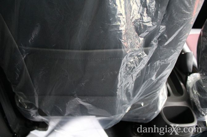 Túi đựng đồ lưng ghế được bố trí ở cả hai vị trí