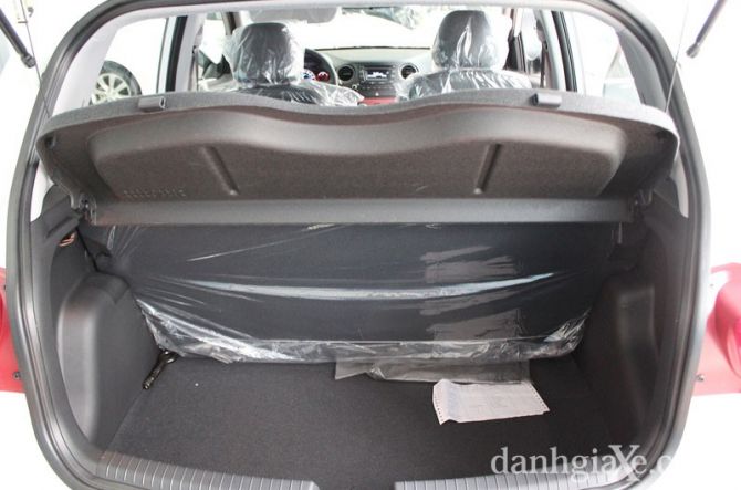 Khoang hành lý trên Grand i10 có kích thước vừa đủ cho nhu cầu mua sắm cuối tuần
