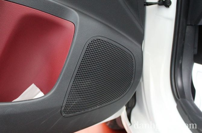Hệ thống loa bố trí đầy đủ trên 4 cửa xe
