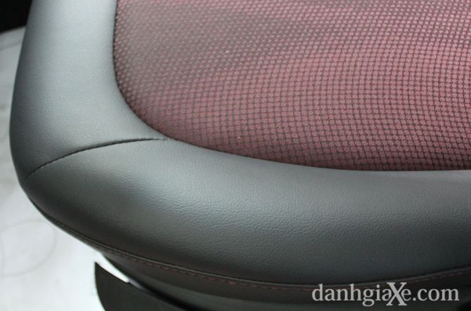Thiết kế ghế ngồi với phần viền bọc da