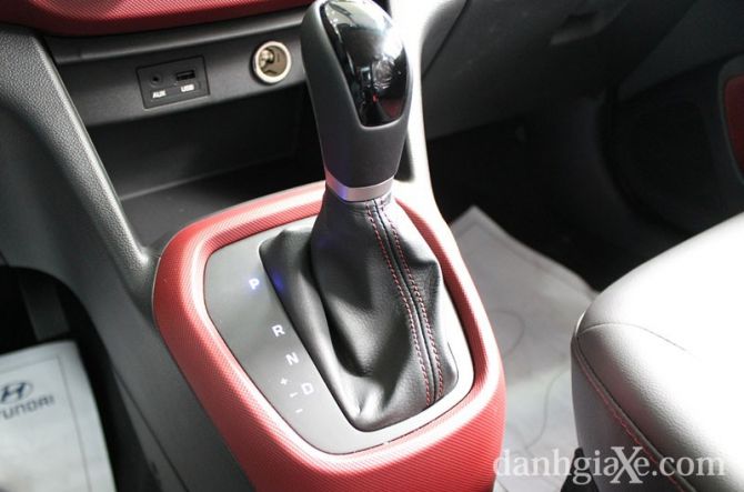 Cần số và hộc đổ nhỏ cùng các cổng kết nối