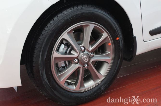 Xe trang bị lazang hợp kim 14'' có thiết kế chắc chắn đi kèm lốp xe có kích thước 165/65 R14