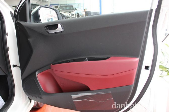 Cửa xe với thiết kế hai màu tương tự bảng tablo