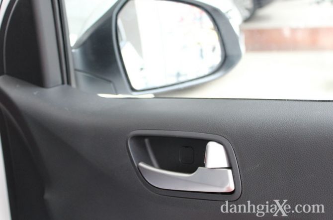 Lẫy mở cửa và chốt khóa cửa xe sáng màu