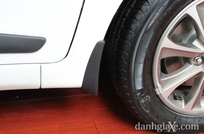 Xe trang bị vè chắn bùn cho cả bánh trước và bánh sau