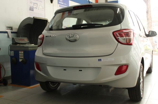 Đuôi xe phiên bản động cơ 1.0L
