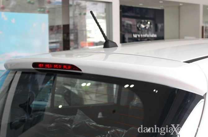 Đèn phanh thứ 3 trên cao được tích hơp ở cánh gió nhỏ đuôi xe