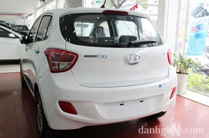 Đuôi xe với thiết kế chắc chắn với cản sau hạ thấp giúp xe, cụm đèn hậu dạng khối nhìn bề thế hơn, 