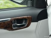 Tay nắm cửa mạ chrome, kết hợp với thanh chrome và ốp gỗ, tạo nên nét sang trọng cho chiếc xe.