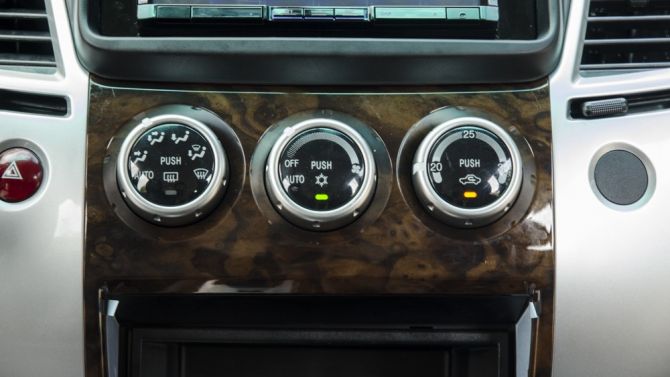 Cách thiết kế núm xoay và nút bấm điều khiển hệ thống điều hòa trên xe vẫn giống như phiên bản trước. Thao tác rất tiện lợi, nhẹ nhàng và chính xác.