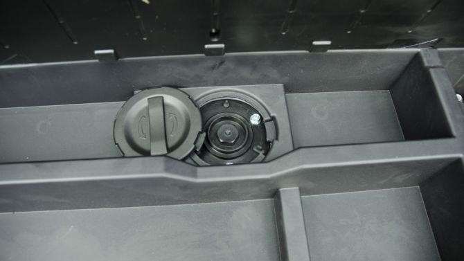 Nắp che vị trí mở ốc treo bánh sơ cua bên trong hộp chứa đồ dưới sàn cốp xe.