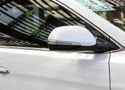 Gương chiếu hậu cùng màu thân xe được điều chỉnh điện, gập điện và tích hợp đèn báo rẽ. Ngoài ra Gương chiếu hậu có chức năng sấy cải thiện khả năng quan sát trong thời tiết xấu, đèn soi bậc lên xuống kết hợp chức năng "Welcome" chào đón bạn.