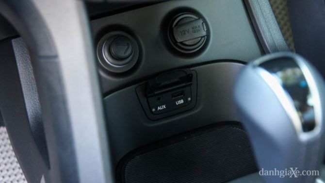 Các cổng kết nối đa phương tiện giúp kết nối các thiết bị bên ngoài