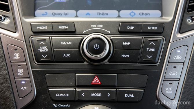 Các phím bấm điều khiển hệ thống giải trí thiết kế lớn và dễ dàng sử dụng