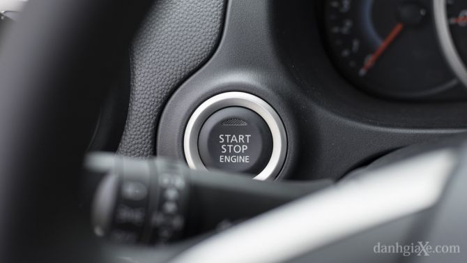 Hệ thống khởi động bằng nút bấm Star/Stop Engine trên Attrage, rất tiện lợi mỗi khi muốn tắt/mở máy xe.