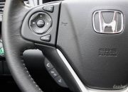 Các phím bấm điều khiển hệ thống giải trí và điện thoại rảnh tay tích hợp trên vô-lăng