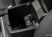 Các cổng kết nối thiết bị đa phương tiện đặt bên dưới gác tay hàng ghế trước