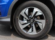 Phiên bản 20AT được trang bị lazang hợp kim kích thước 17'' đi cùng lốp xe có kích thước 225/65R17, phiên bản 2.4AT trang bị lazang hợp kim 18'' đi cùng lốp xe 225/60R18