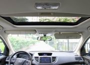 Cửa sổ trời và đèn đọc sách hàng ghế sau chỉ có trên phiên bản 2.4AT