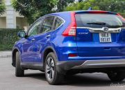 Đuôi xe được làm mới với thanh crom sáng hình đôi cánh vị trí logo cùng cản sau thiết kế mới giúp CR-V 2015 năng động hơn so với bản cũ