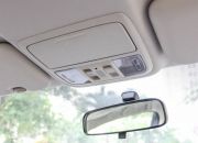 Đèn trần xe và hộc để kiếng mát hàng ghế trước