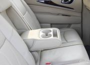 Gác tay trung tâm có hộc để ly hàng ghế thứ hai