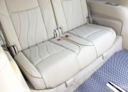 Khoảng không gian để chân hàng ghế thứ 3 khá nhỏ nếu hàng ghế thứ 2 trượt hết về phía sau. Vị trí này phù hợp hơn với những trẻ em hay người có chiều cao dưới 1,6m khi đi đường xa