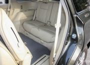 Hàng ghế thứ hai có thể trượt lên dễ dàng giúp cho việc bước vào hàng ghế thứ 3 thuận tiện hơn