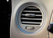 Hốc gió điều hòa dạng tròn ở hai bên bảng tablo