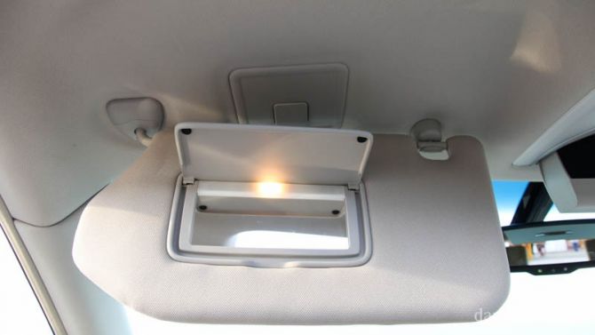 Che nắng tích hợp gương trang điểm và đèn chiếu sáng ở cả hai vị trí ghế trước