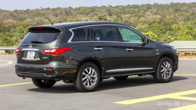 Đường viền crom sáng khung cửa kính tạo hình lưỡi liềm là điểm nhấn thể thao trong thiết kế thể thao của xe