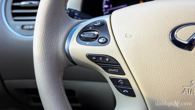 Các phím bấm điều khiển hệ thống âm thanh, giải trí và điện thoại rảnh tay