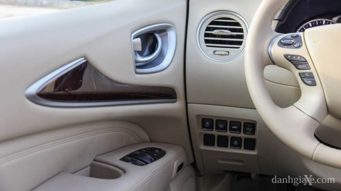 Cụm phím điều khiển trên tablo và cửa xe vị trí người lái