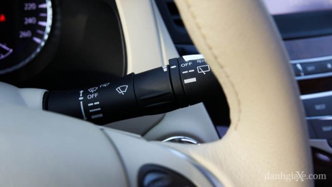 Cần gạt mưa và rửa kính