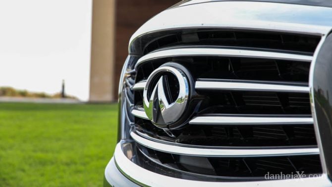 Logo "con đường vô tận" của Infiniti nổi bật trên lưới tản nhiệt những thanh crom sáng.