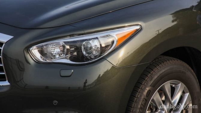 Đèn pha thiết kế với những đường cong mềm mại những vẫn sắc cạnh thể hiện được tính thị uy rất riêng.