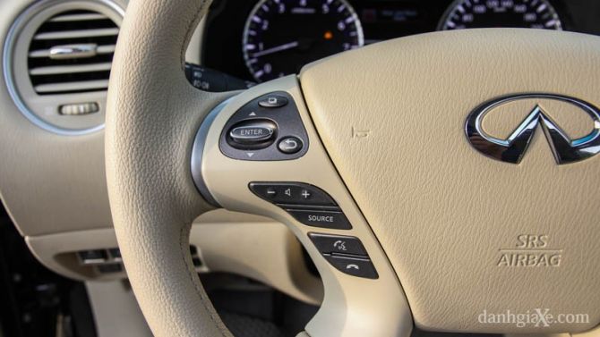 Các phím bấm điều khiển hệ thống âm thanh, giải trí và điện thoại rảnh tay