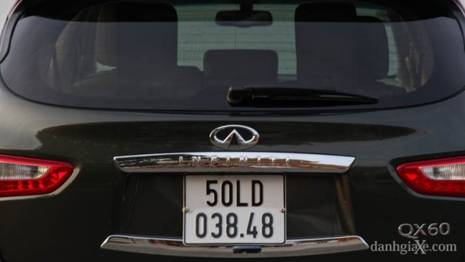 Hai thanh crom sáng ôm lấy biển số