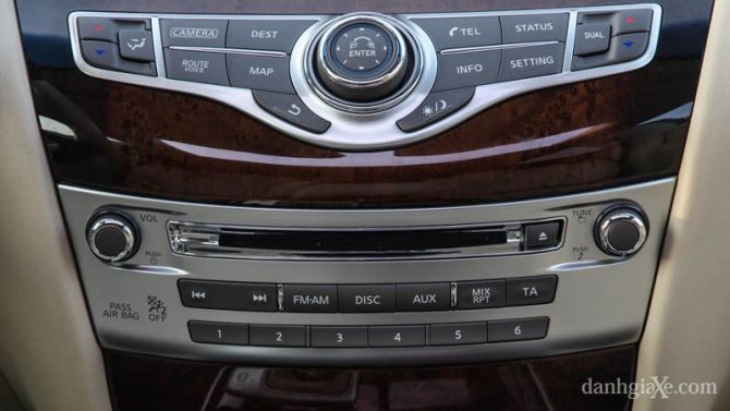 Hệ thống âm thanh BOSE® Cao cấp với 13 loa, AM/FM/CD/DVD với khả năng chơi nhạc MP3, hệ thống dữ liệu Radio (RDS) và tính năng điều khiển âm lượng cảm biến theo tốc độ, các cổng kết nối thiết bị đa phương tiện bên ngoài, kết nối bluetooth..