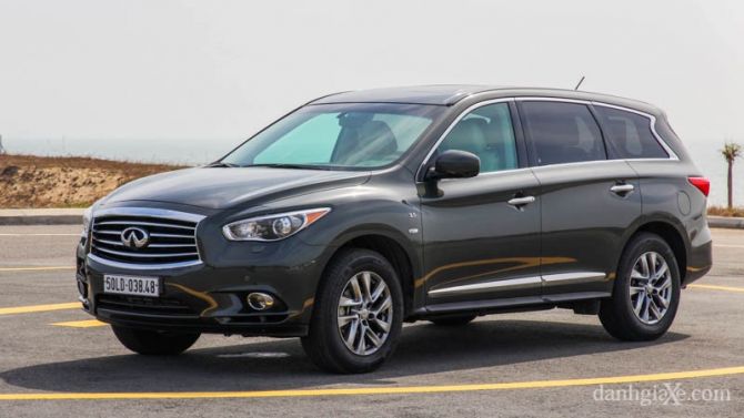 Những đường gân dập nổi cơ bắp tạo dáng vẻ chắc chắn và đầm chắc hơn cho QX60