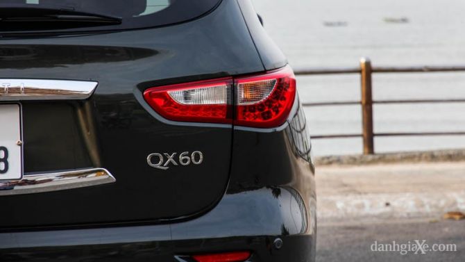 Đèn hâu thiết kế LED với dải đèn LED sắp xếp tạo cái nhìn như một ánh mắt cuốn hút