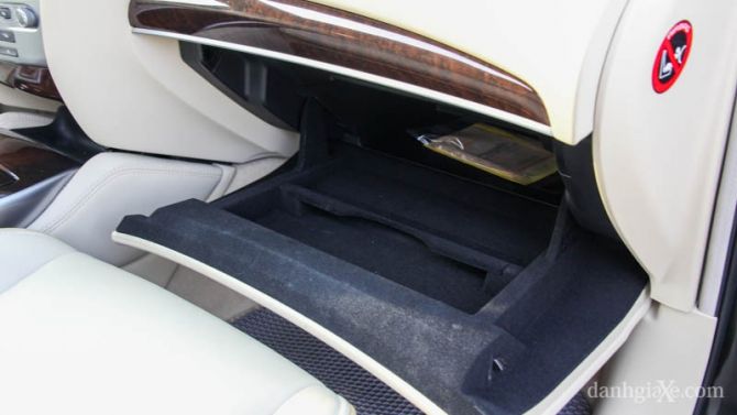 Hộc chứa đồ khá sâu bên dưới bảng tablo