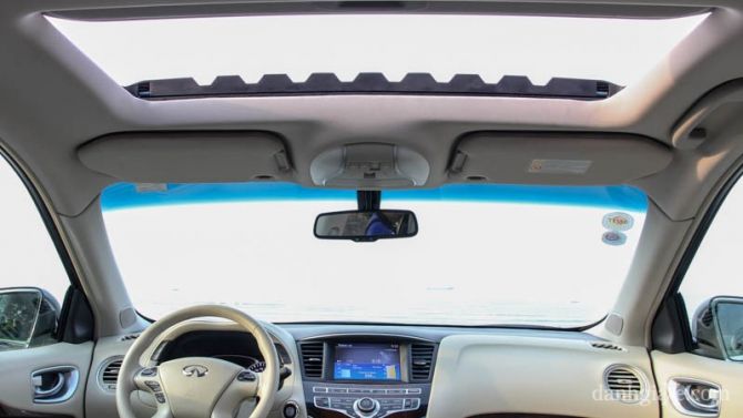 Cửa sổ trời điều chỉnh điện mang đến không gian rộng mở hơn cho cabin xe