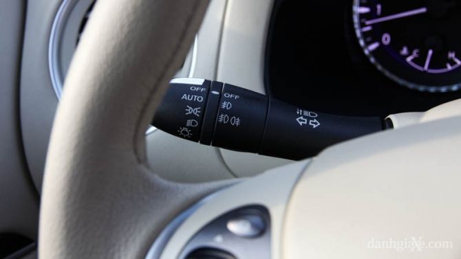 Cần gạt xi-nhan và công tắc đèn xe